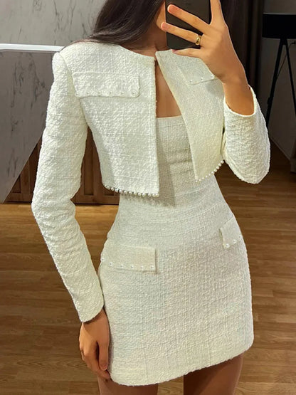 Conjunto de vestido luxuoso de duas peças com enfeites de pérolas