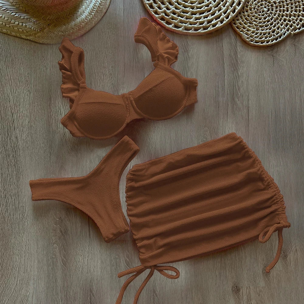 Elegancia junto al mar: Conjunto de bikini de cintura baja de tela ondulada sólida